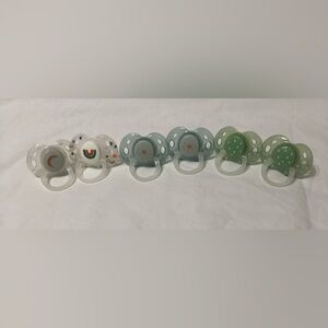 Tommee Tippee Set of 6 count Baby Symmetrical silicon Pacifiers .18-36M